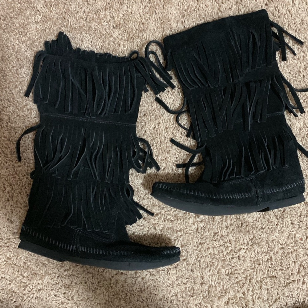 Minnetonka tall fringe black boots like new